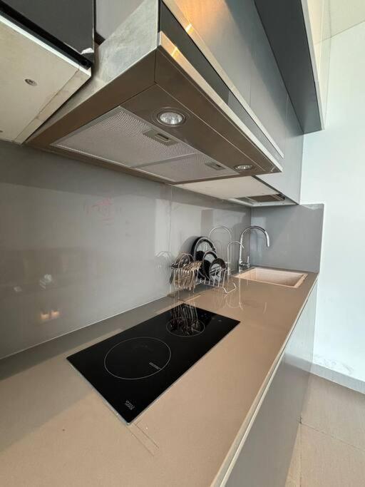 Countryside Luxury Suites - Supernova Noida New Delhi Luaran gambar