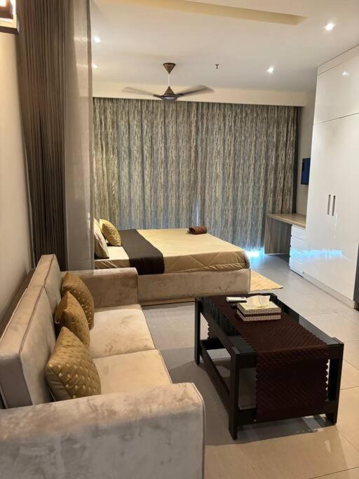 Countryside Luxury Suites - Supernova Noida New Delhi Luaran gambar