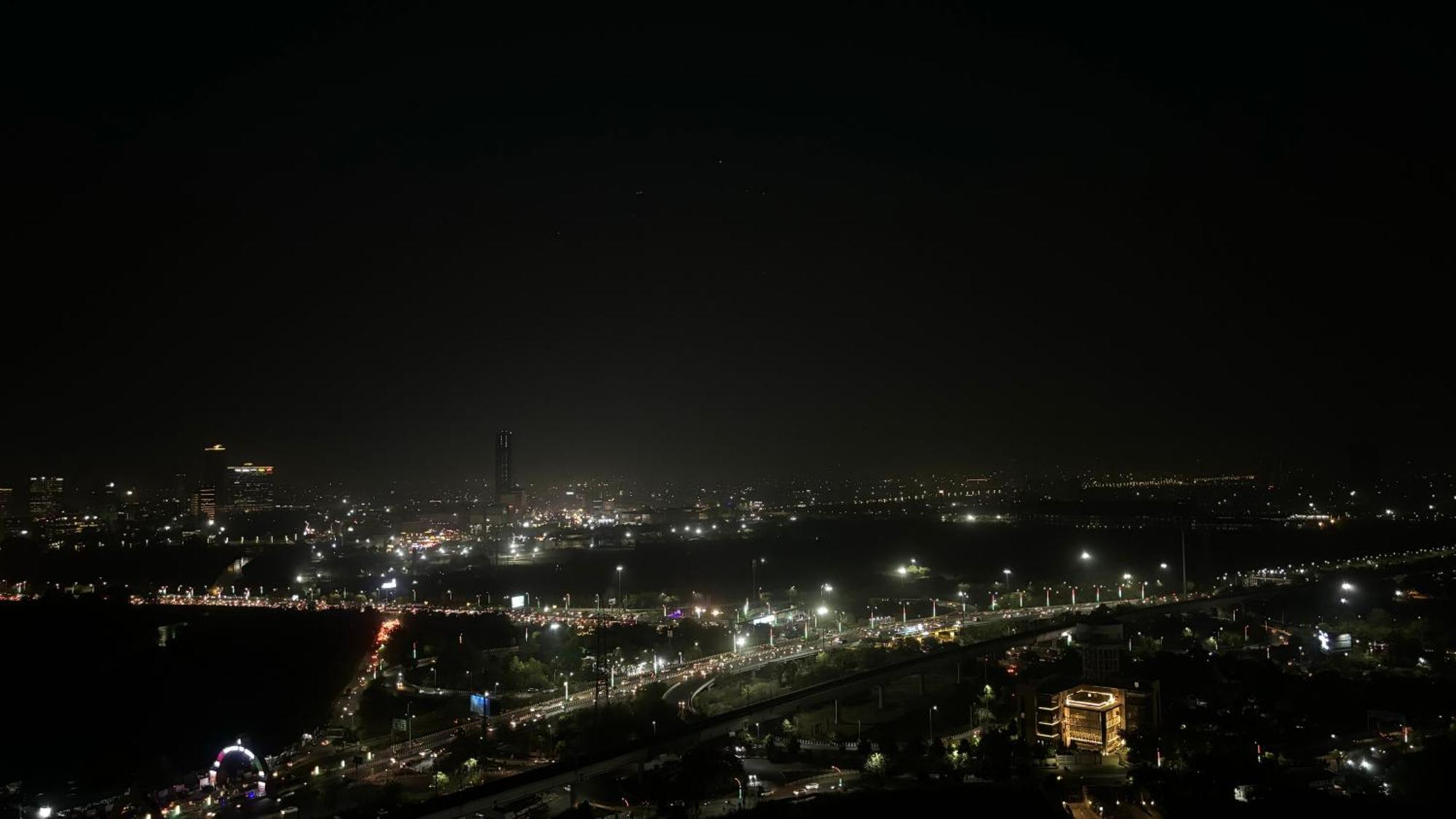 Countryside Luxury Suites - Supernova Noida New Delhi Luaran gambar